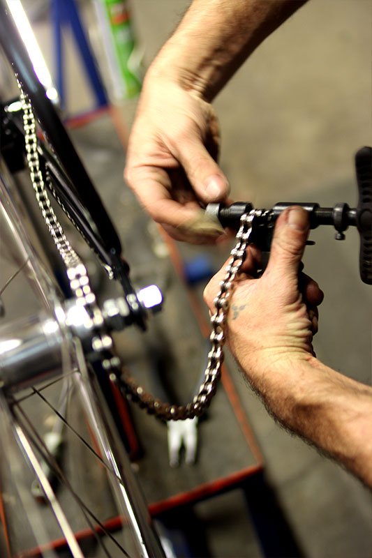 montaje de la cadena en buje contrapedal en bici custom