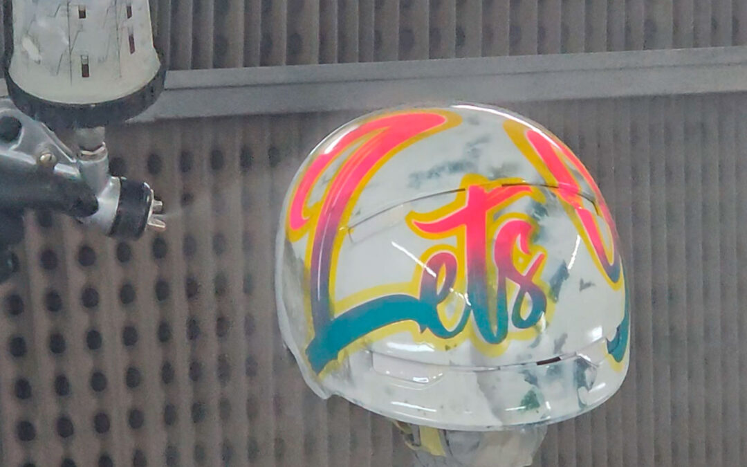 Pintamos un casco único para Carlos